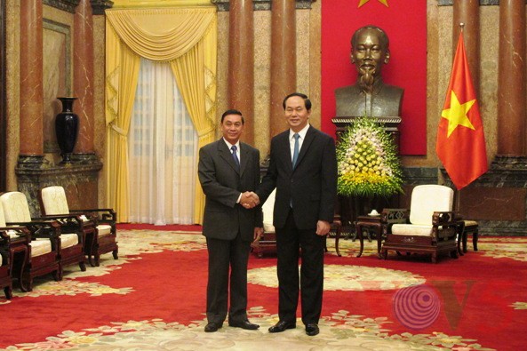 Staatspräsident Tran Dai Quang empfängt den Leiter des laotischen Staatspräsidentenbüros - ảnh 1